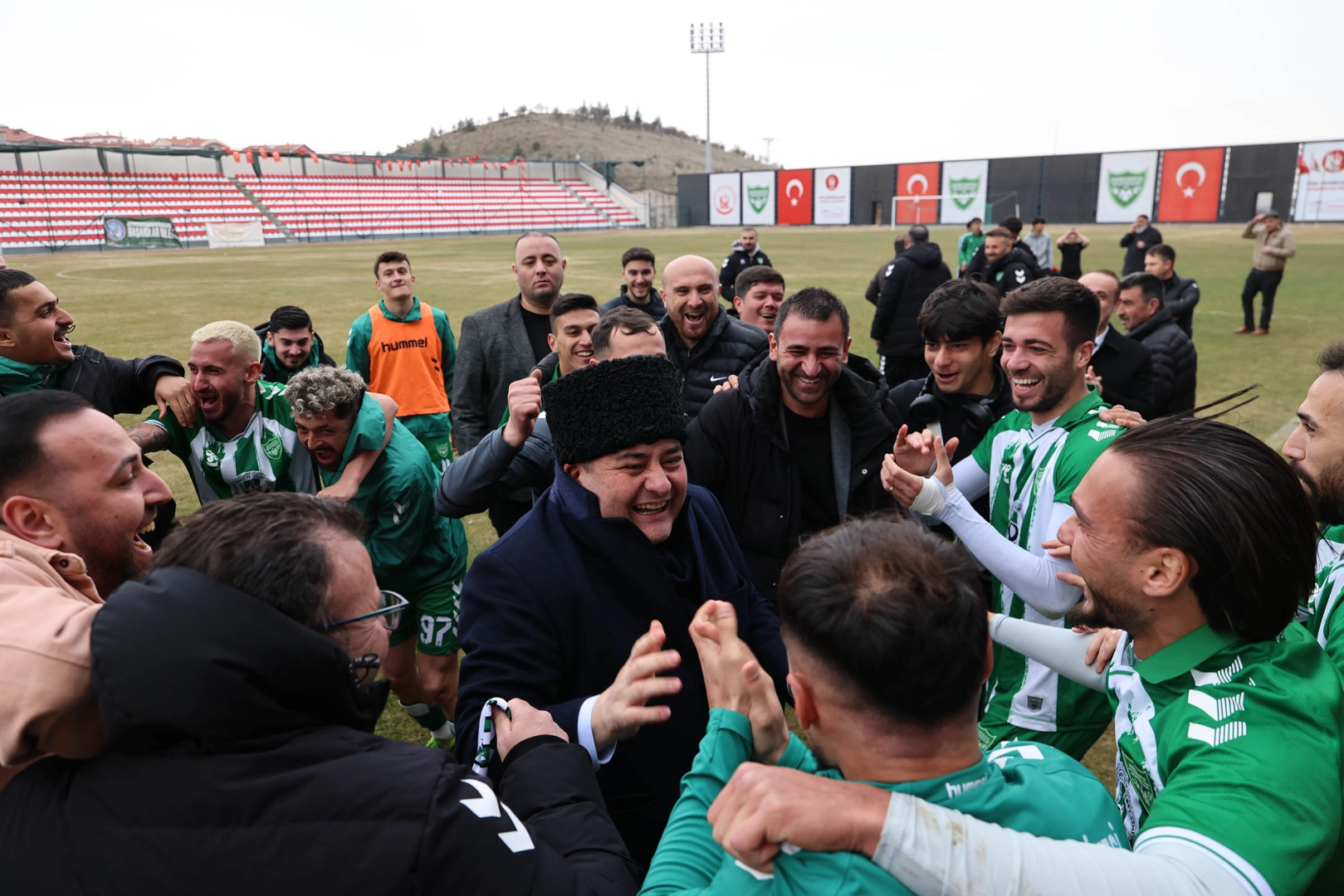 Başkan Özarslan Bağlumspor’a tribünden destek verdi 