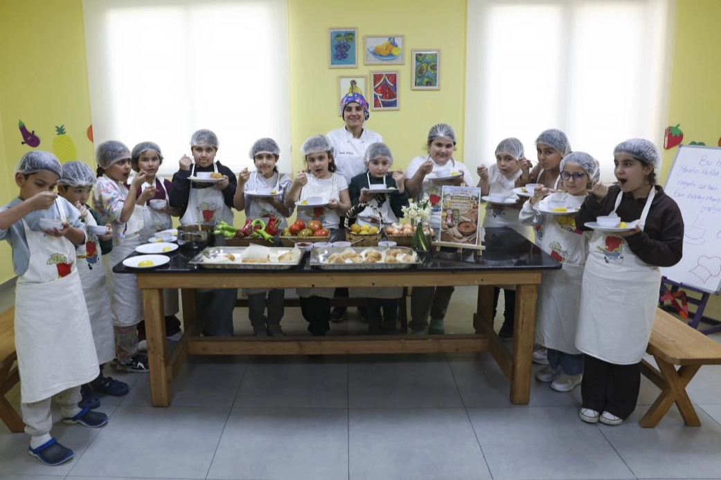 Mersin’de çocuklar mutfakta öğreniyor 