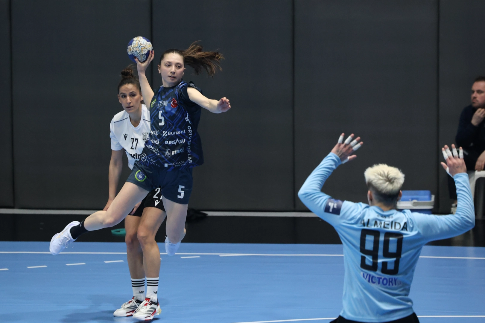Bursalı kadın hentbolcular Avrupa’da yarı final için avantajı kaptı 