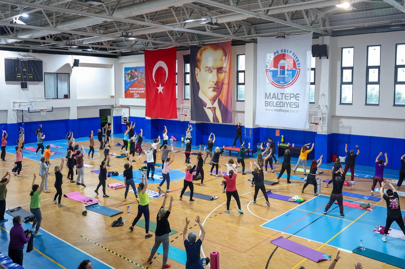 İstanbul Maltepe'de Köymen, spor yapan kadınlarla buluştu 