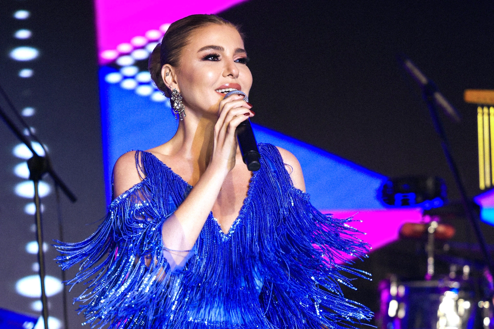 Masmavi Gülben Antalya’yı aydınlattı 