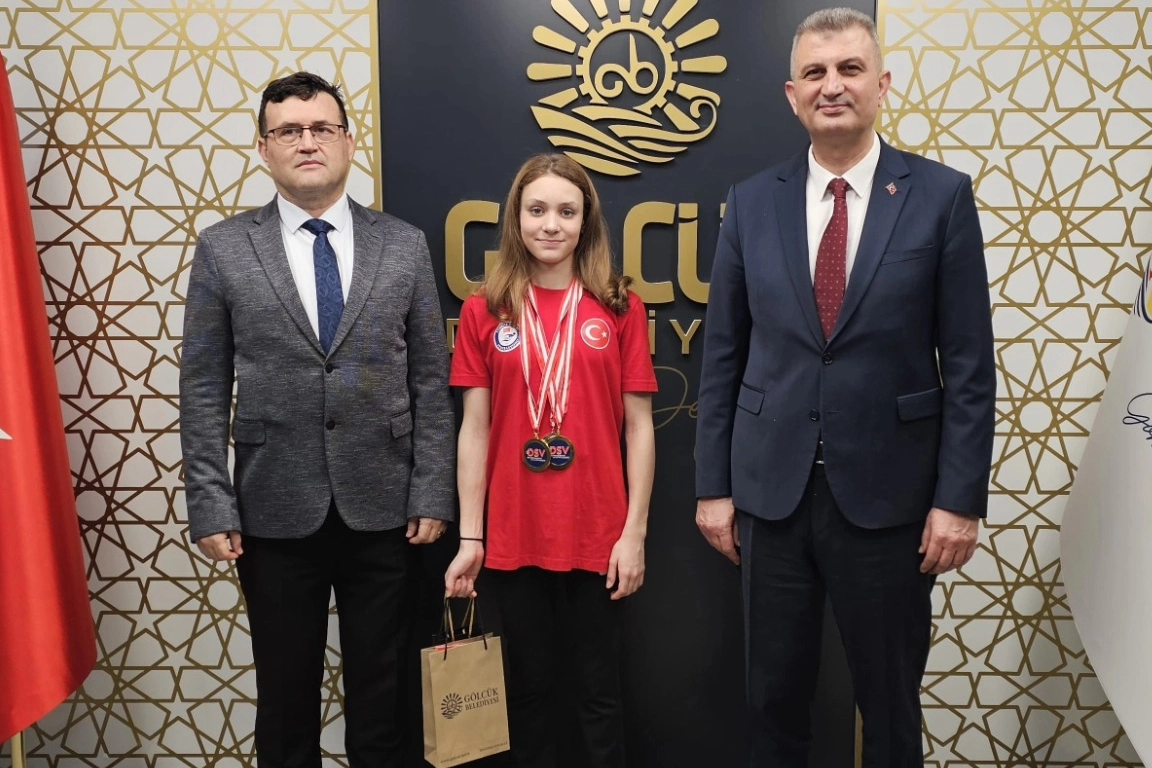 Gölcüklü şampiyon milli yüzücüden Başkan Sezer'e ziyaret 