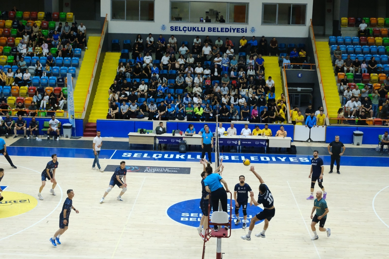 Konya’da ilçeler arası voleybol heyecanı başladı 