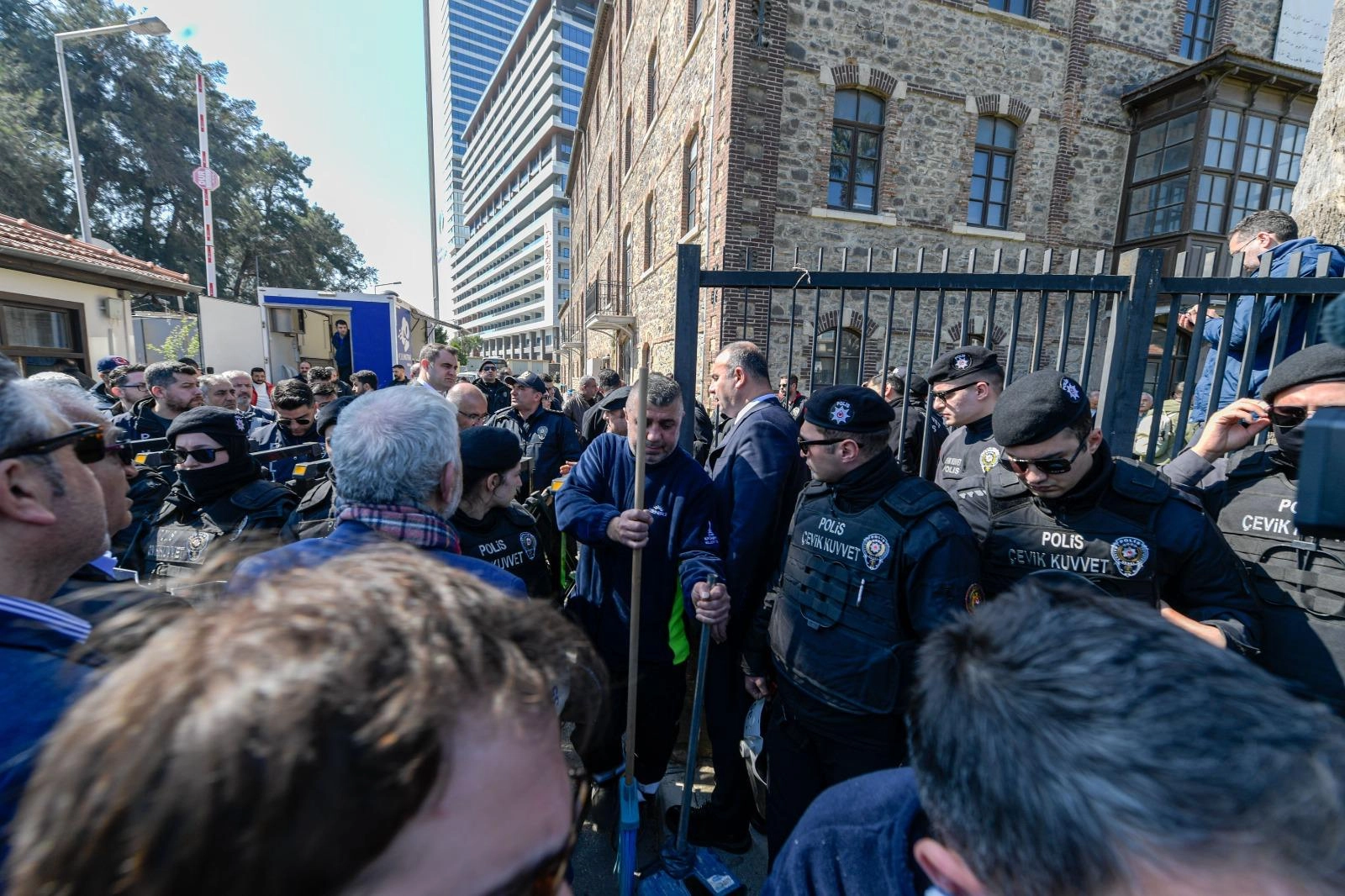İzmir Meslek Fabrikası’nda gerginlik sürüyor! Vakıflar'ın işlemi tepki topladı 