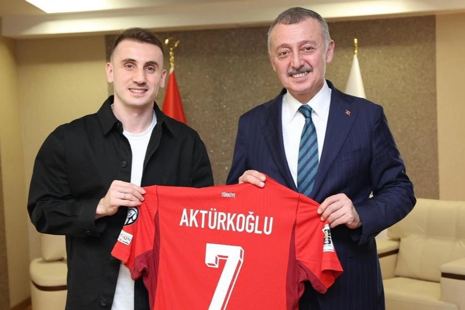 Kocaeli'nin gururundan Başkan Büyükakın’a Milli forma 