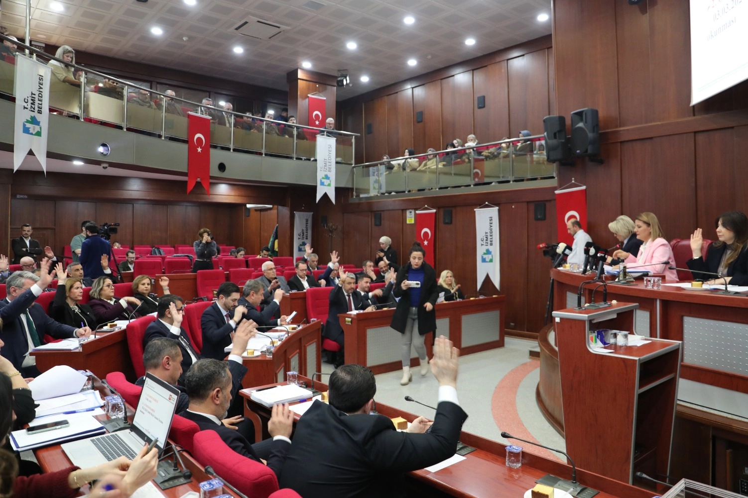 İzmit Belediyesi Meclisi’nde görev dağılımı yapıldı 