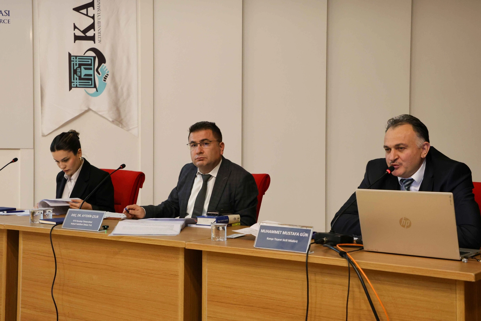 Konya'da fakülteli öğrencilere ticaret sicili uygulamalı anlatıldı 