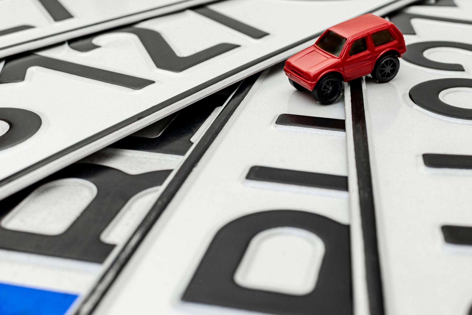 Plaka karmaşasına son! Hatalı plakalar ücretsiz değiştirilecek 