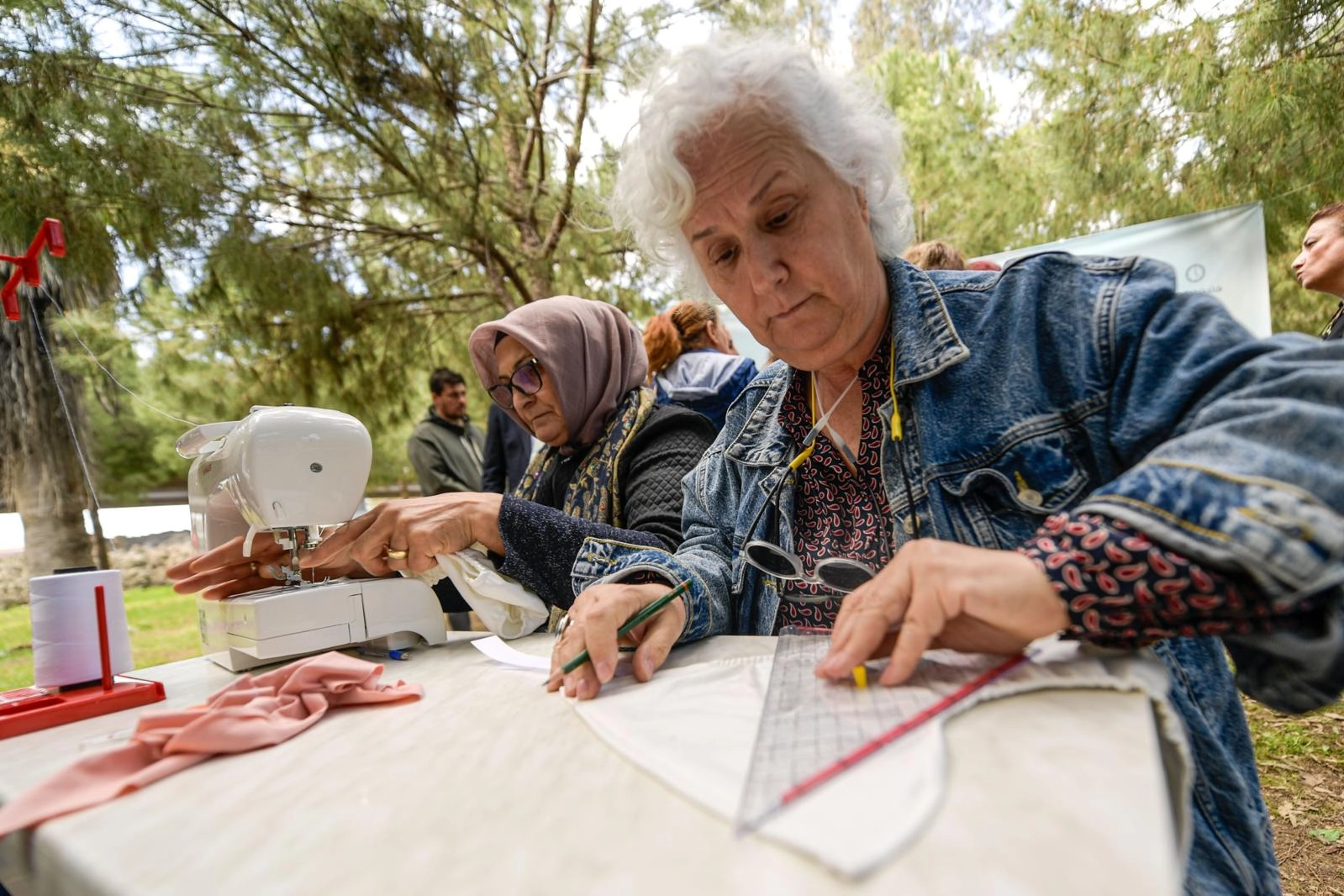 İzmir’de makineler taşındı, eğitim açık alanda sürdü... Meslek Fabrikası'nda açık hava eğitimi! 