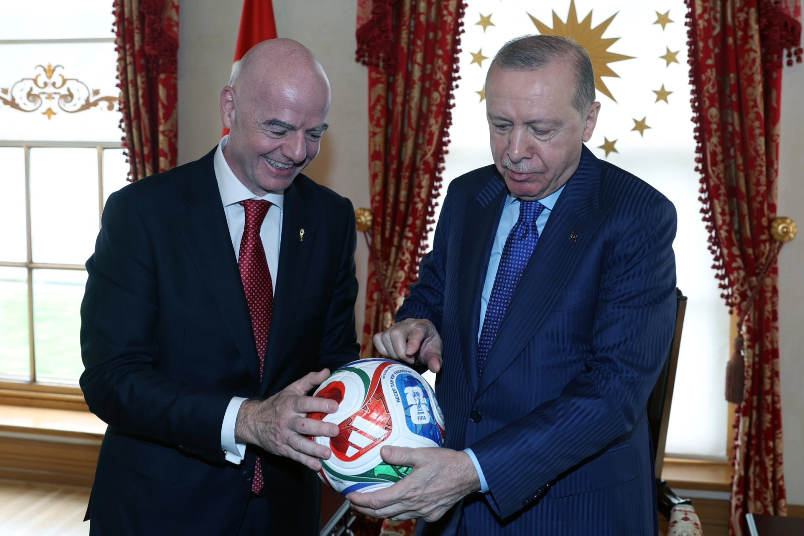 Cumhurbaşkanı Erdoğan, FIFA Başkanı'nı Dolmabahçe'de kabul etti 