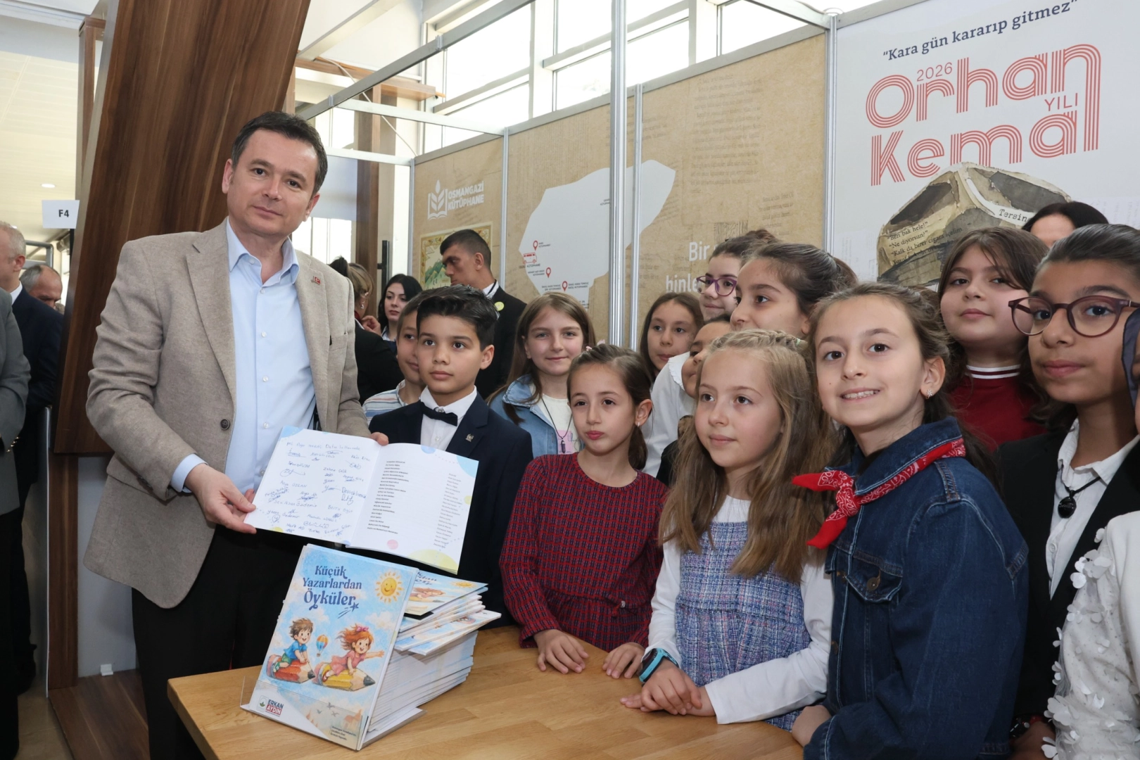 Başkan Erkan Aydın Kitap Fuarı’nda çocuk yazarlarla buluştu 