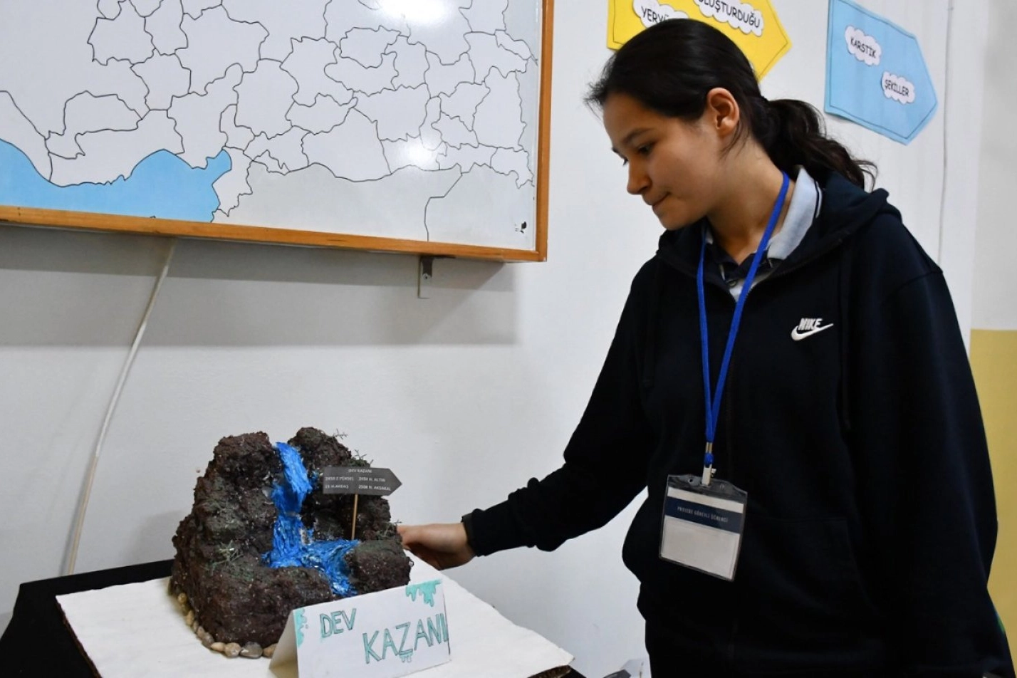 Bilecik'te liseli öğrenciler atıkları coğrafi şekillere dönüştürdü 