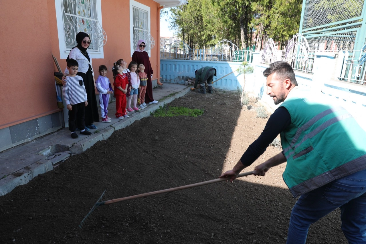 Kayseri Kocasinan'da minik eller toprağa değiyor 