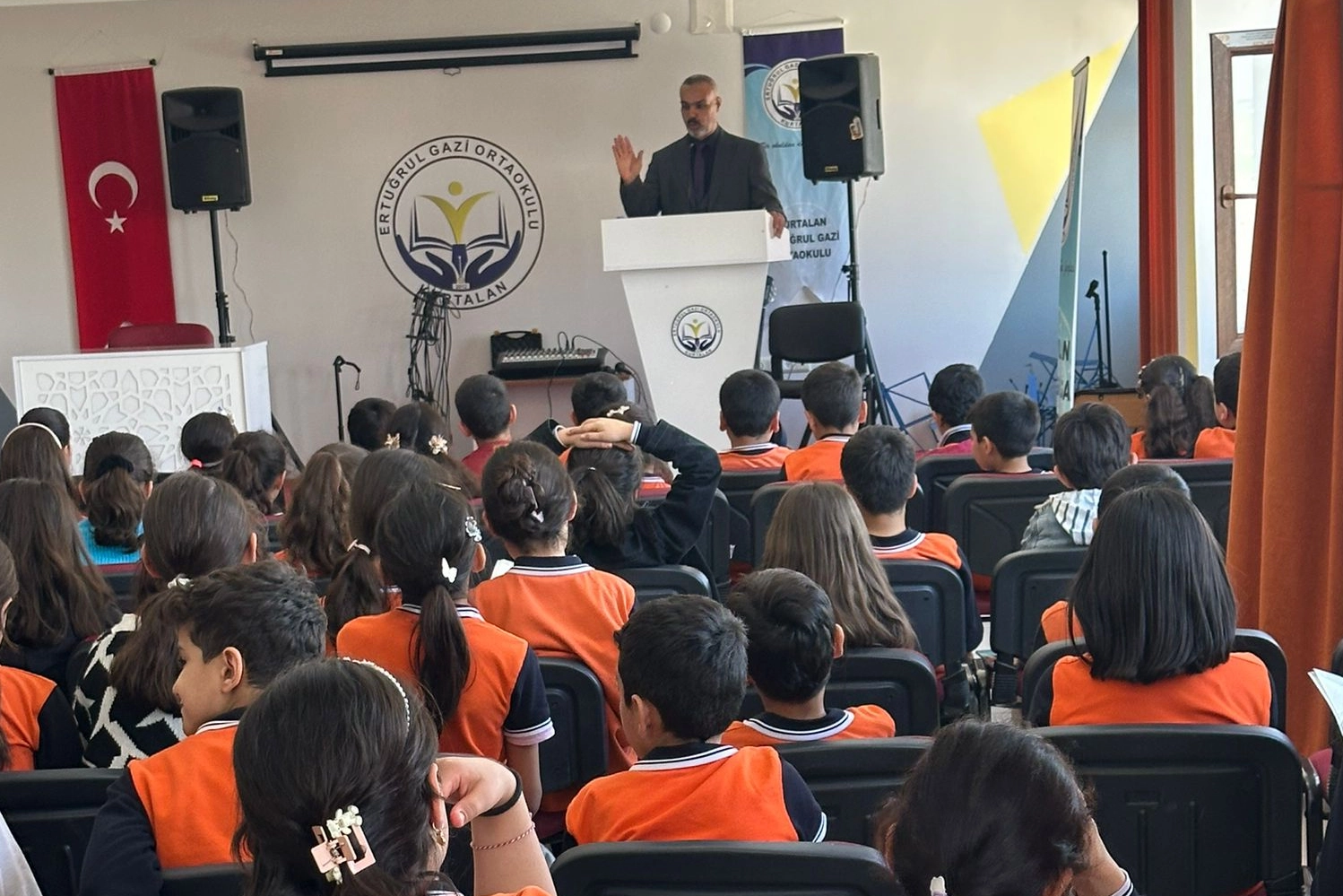 Kurtalan’da minik yürekler yazarla buluştu 