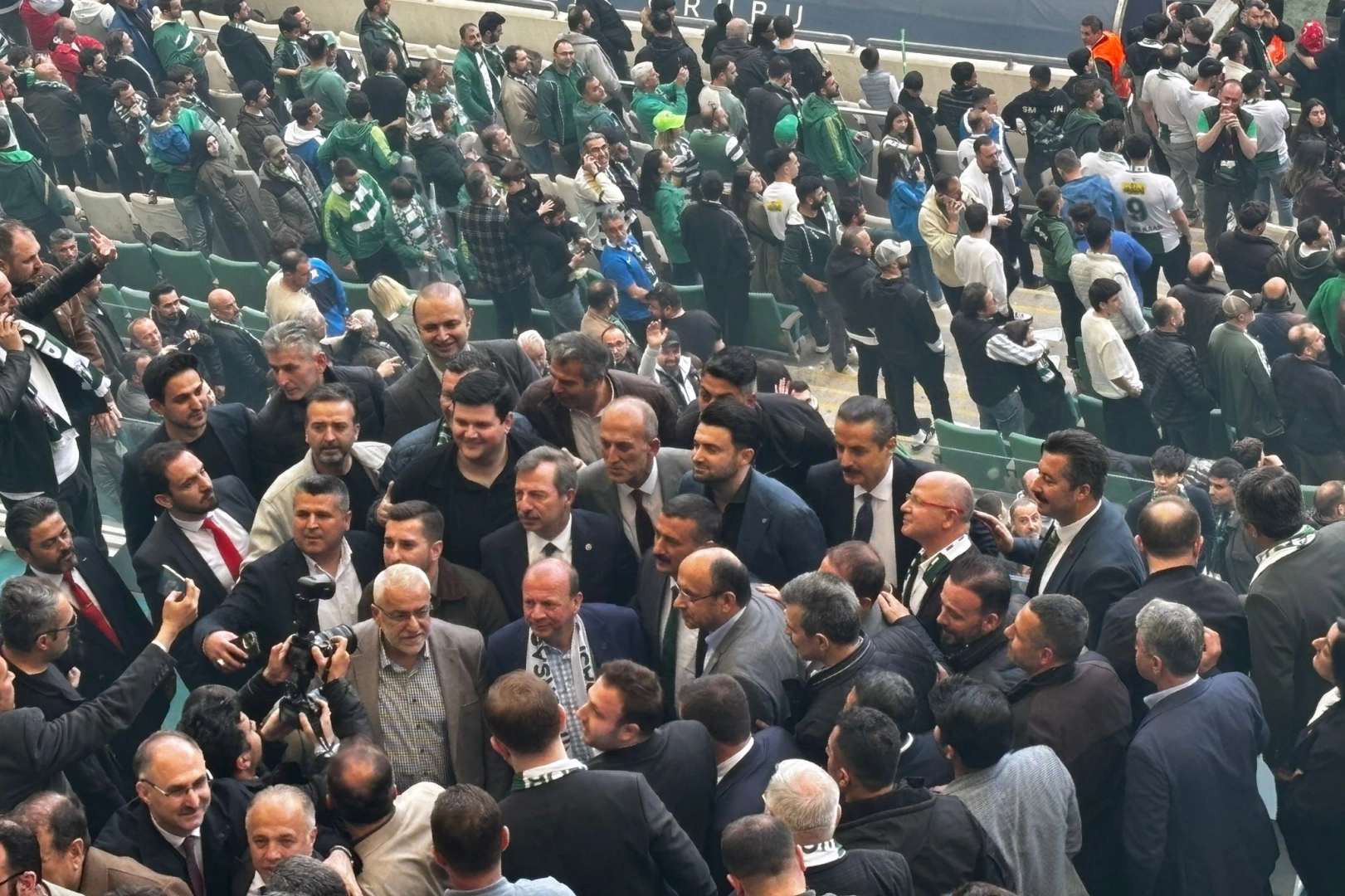 Bursaspor'un şampiyonluk coşkusu omuz omuza izlendi 