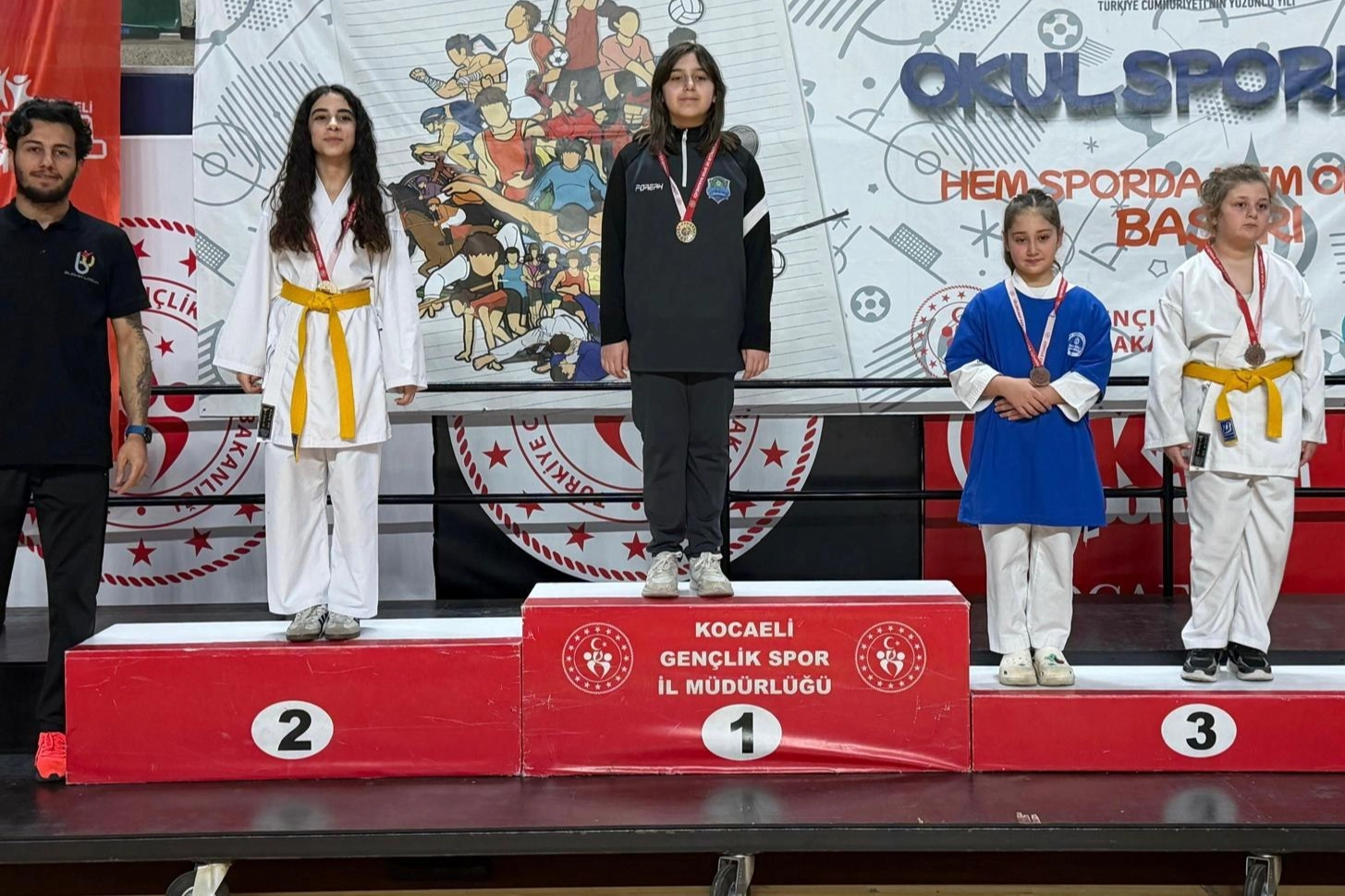 Kocaeli Çayırova’ya karatede 16 madalya birden 