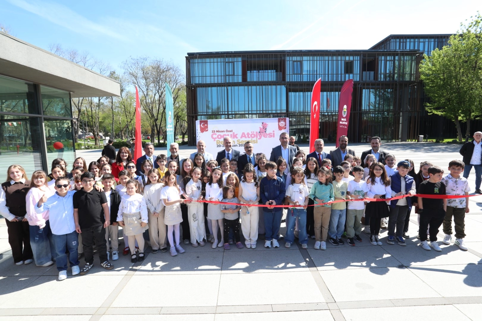 Bursa İnegöl’de minik sanatçılardan 23 Nisan özel sergisi 