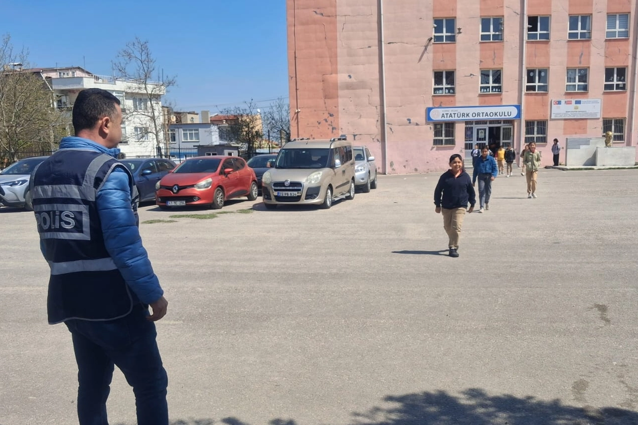 Keşan’da okullarda polisler nöbette, bahçeler veliye kapandı! 