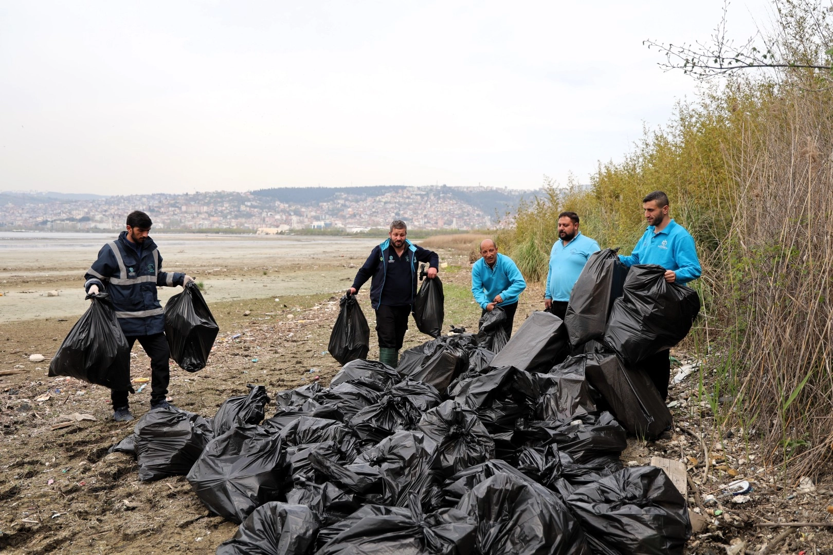 Kocaeli'de ekipler 50 torba atığı doğadan uzaklaştırdı 