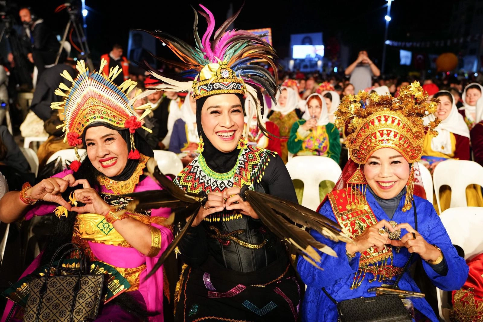 Manisa'da mesir coşkusu sokaklara taştı 