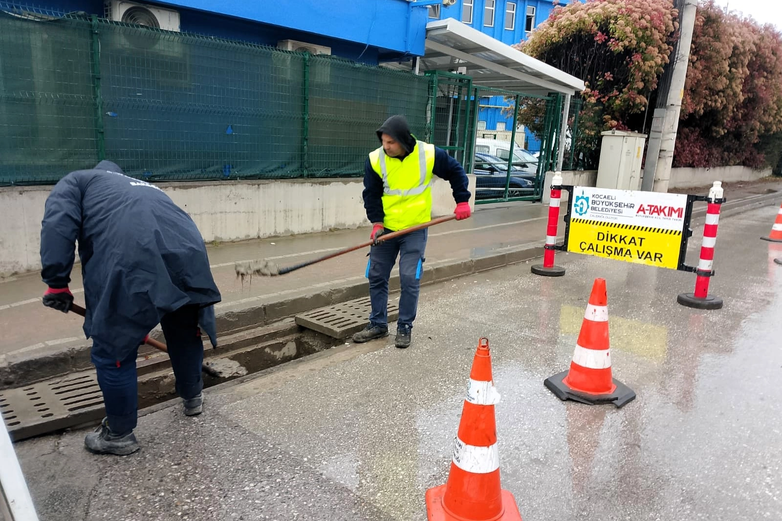 Kocaeli'de mazgallar tek tek temizleniyor 