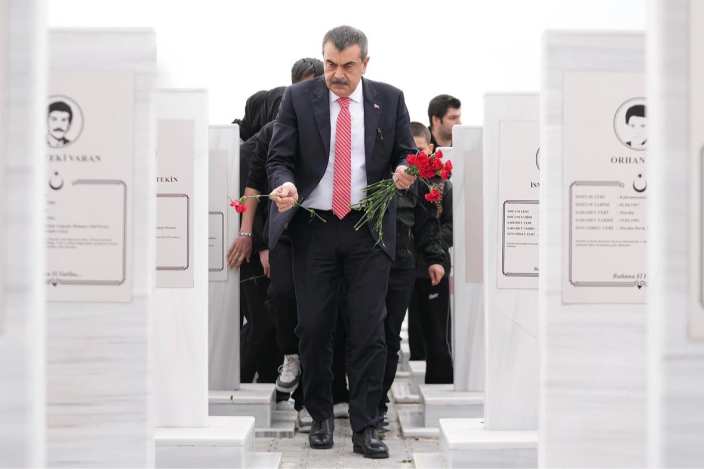 Bakan Tekin'den Şehit Öğretmenler Anıtı'na ziyaret 