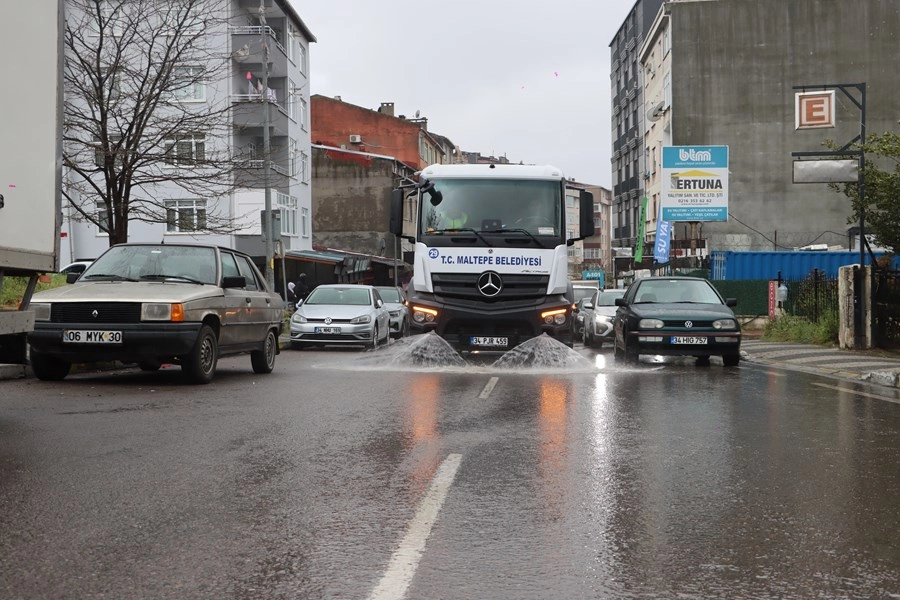 İstanbul Maltepe'de bahar temizliğine devam 