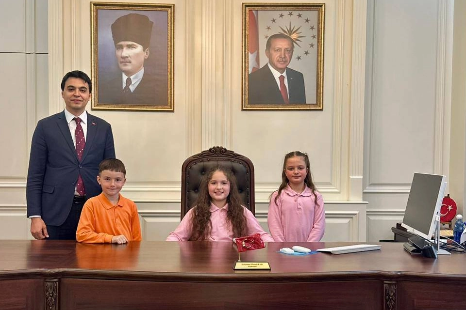 Minik yürekler devlet yönetti 