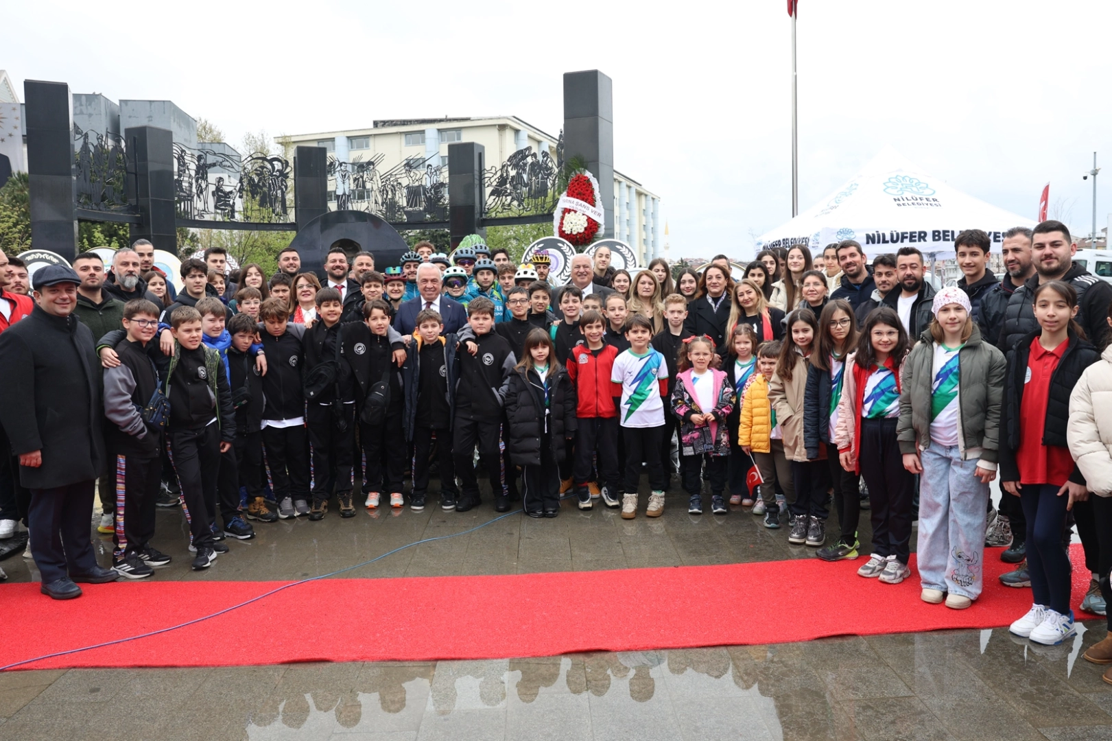 Nilüfer, 23 Nisan’ı Cumhuriyet Meydanı’nda kutladı 