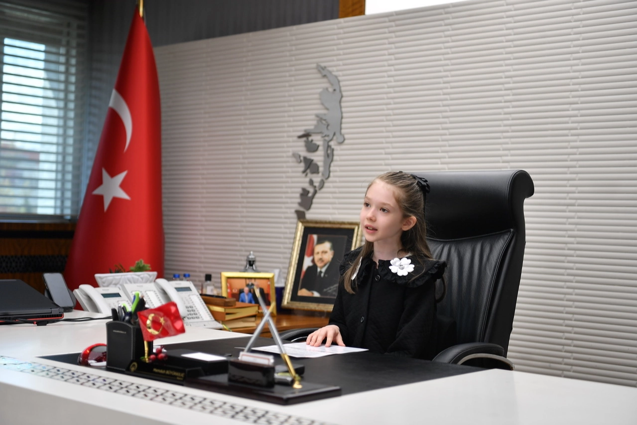 Kayseri Büyükşehir koltuğuna minik Zeynep oturdu 