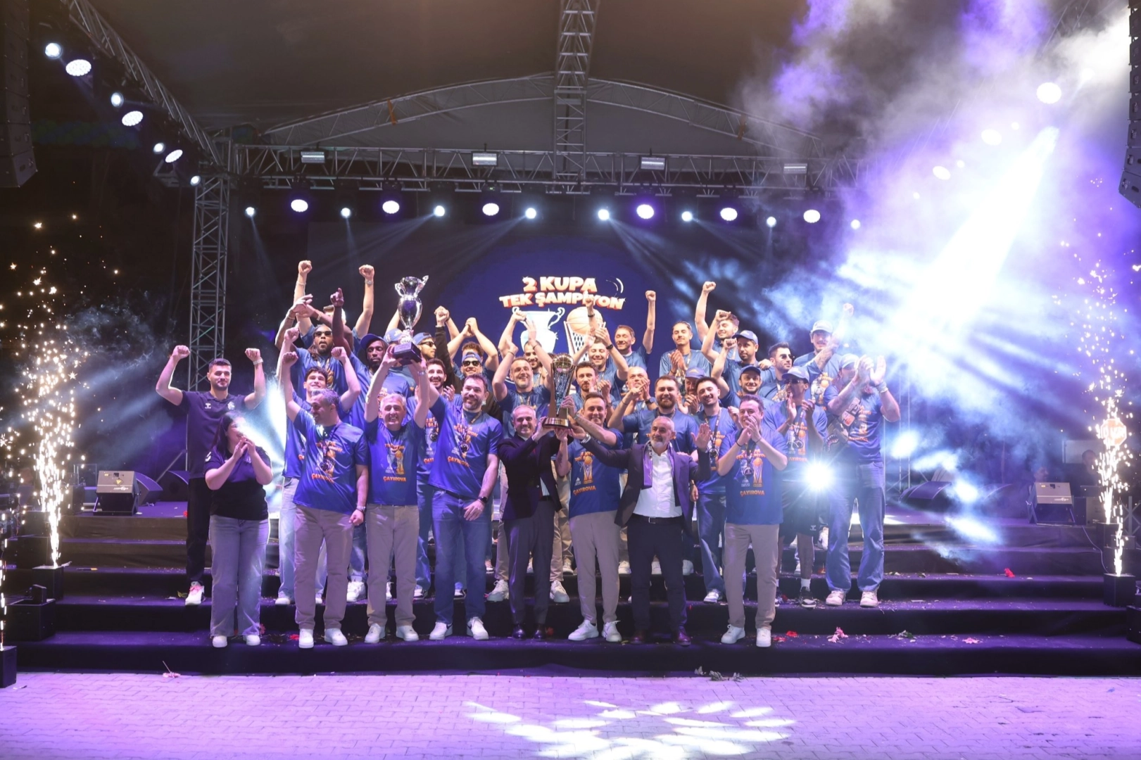 Çayırova'da şampiyon takım, şampiyon taraftarıyla buluştu 