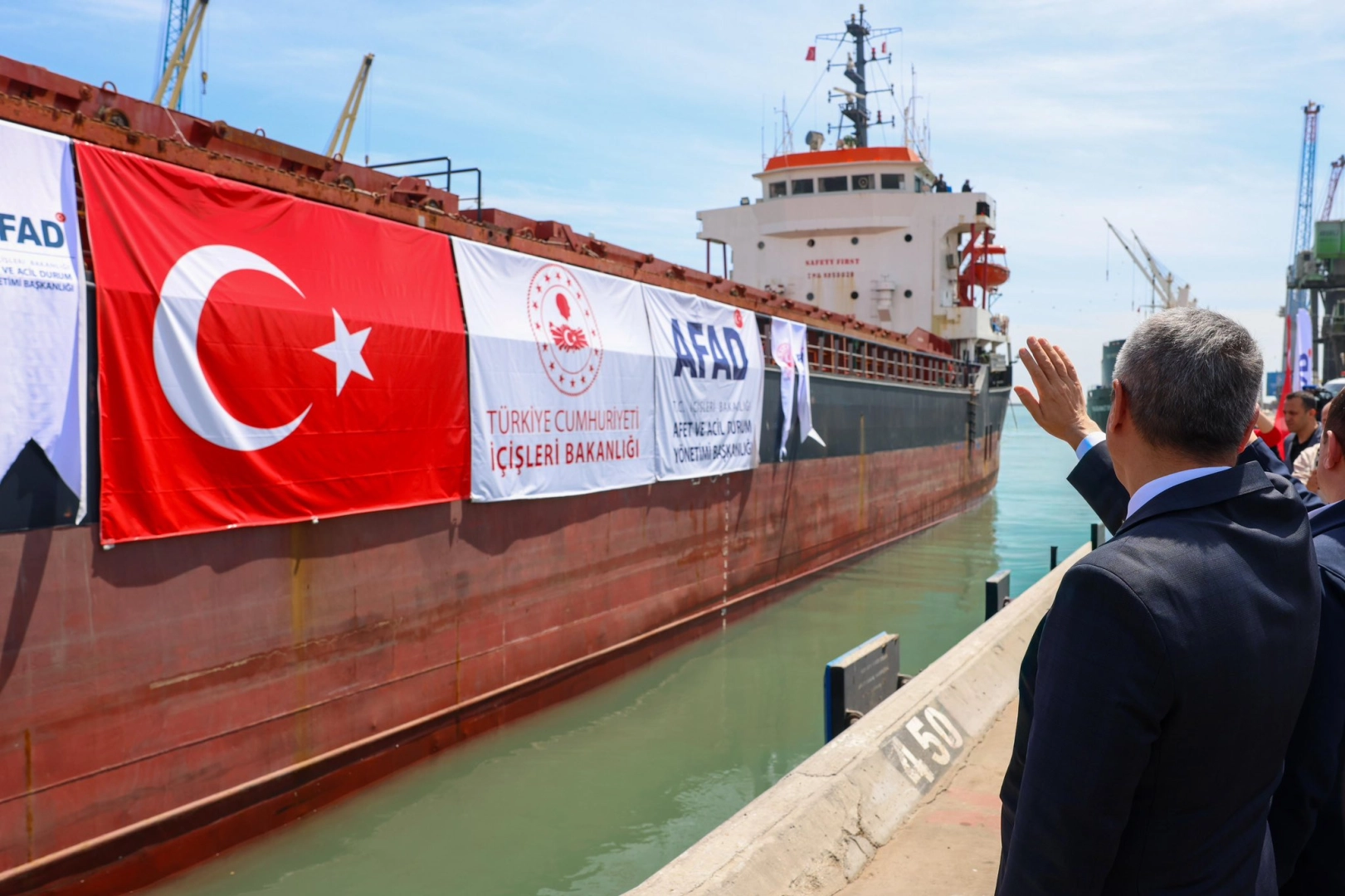 Lübnan’a 730 ton insani yardım Mersin’den dualarla uğurlandı 