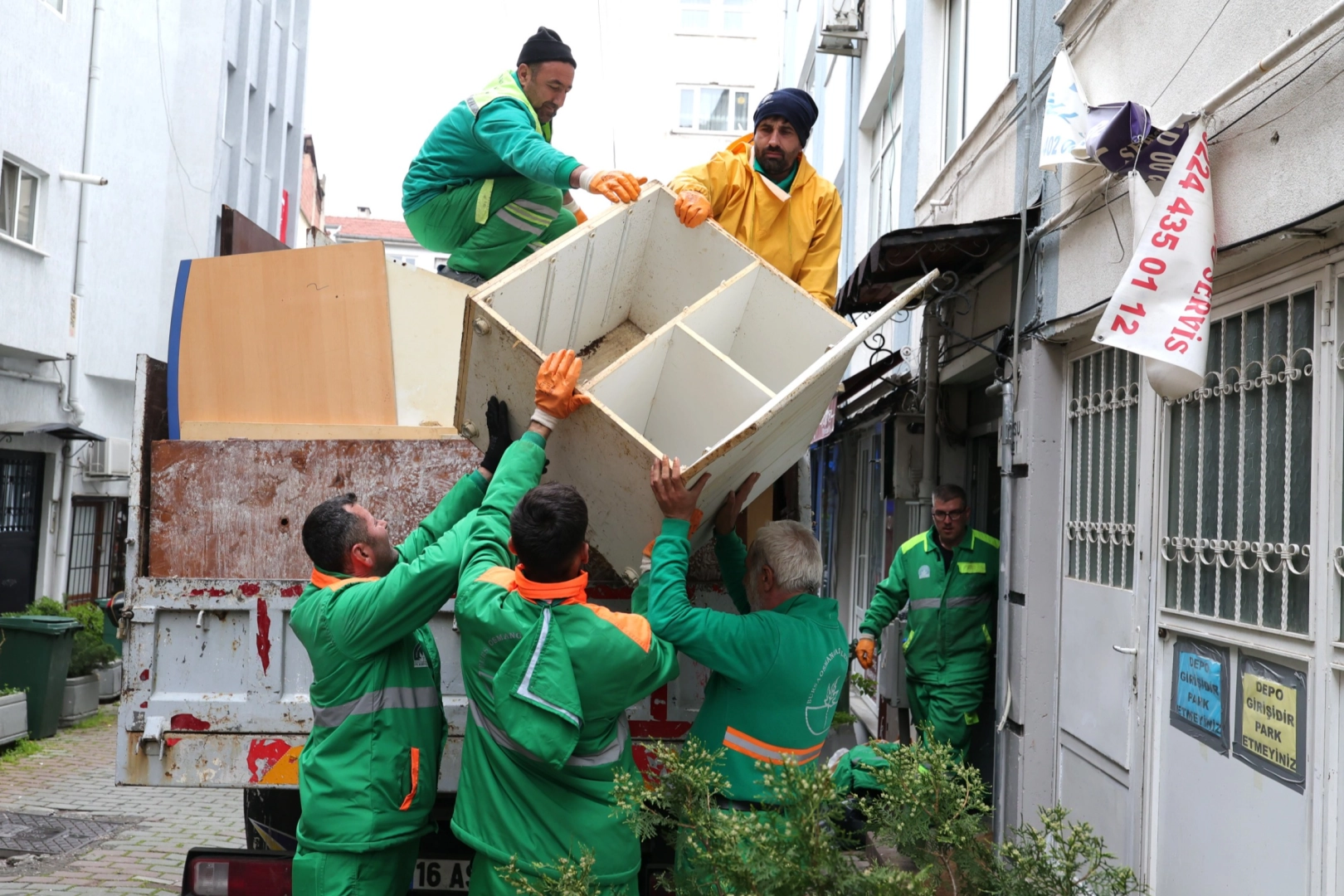 Bursa Osmangazi’de çöp eve anında müdahale 