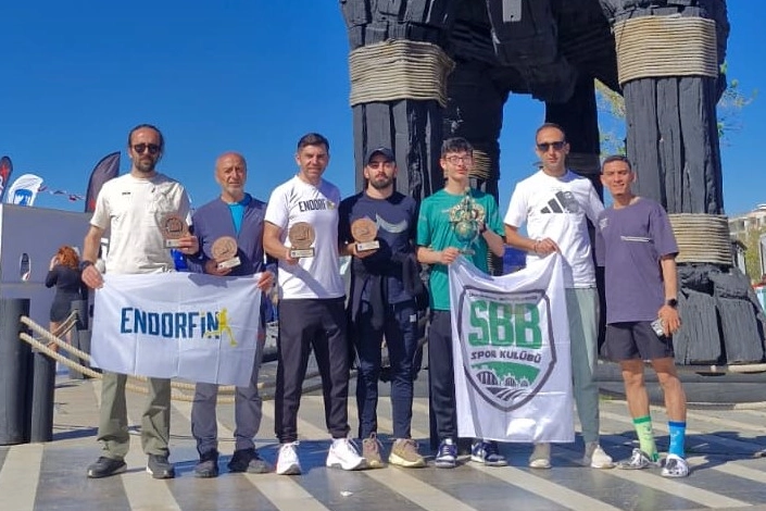 Sakaryalı sporcular zorlu maratondan madalyayla döndü 