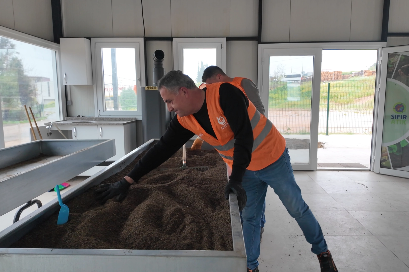 Çayırova'da kompost üretim tesisi toprağa can oluyor 
