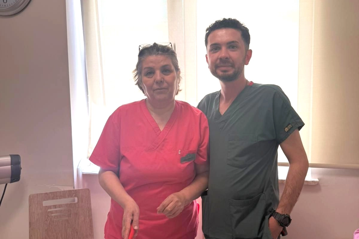 Yardım eden ebe ile yıllar sonra Antalya'da mesai arkadaşı oldu 