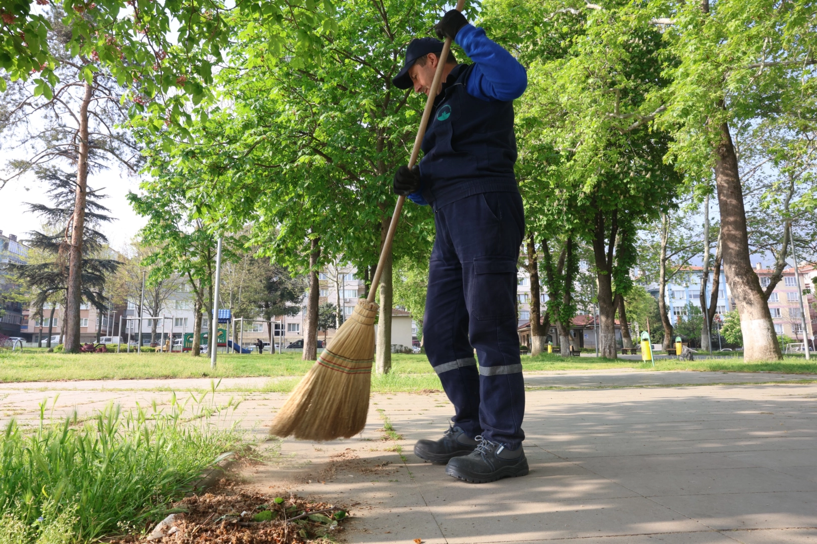 Bursa Osmangazi’nin yeşil alanlarında titiz temizlik 