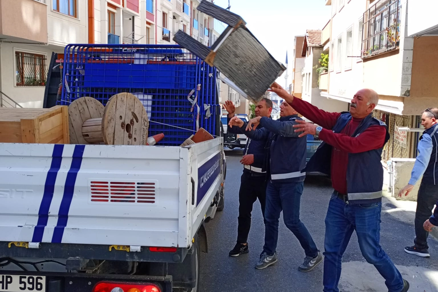 Maltepe'nin iki mahallesinde kaldırım ve yol işgali denetimi 