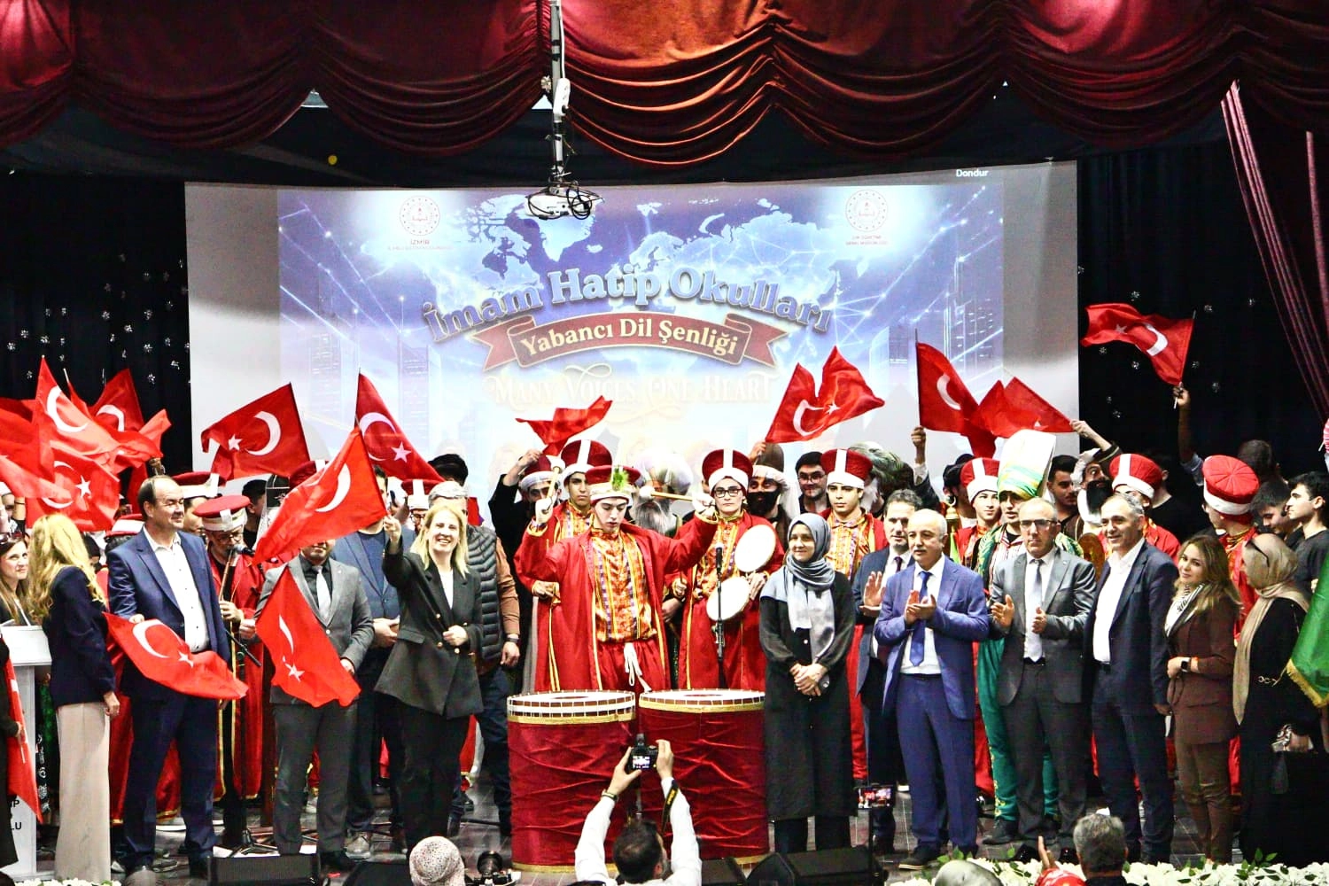 İzmir'de İmam Hatipliler 'Yabancı Dil Şenliği'nde buluştu 