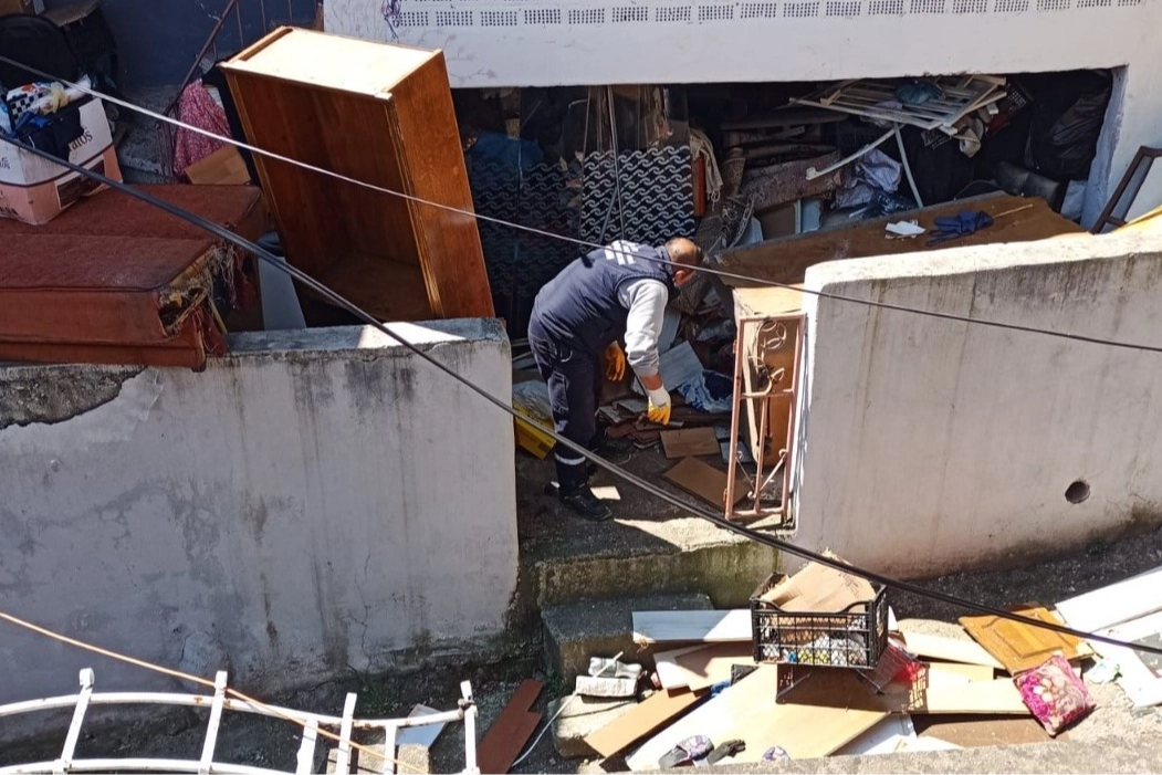 İzmit'te belediyeden çöp eve müdahale 
