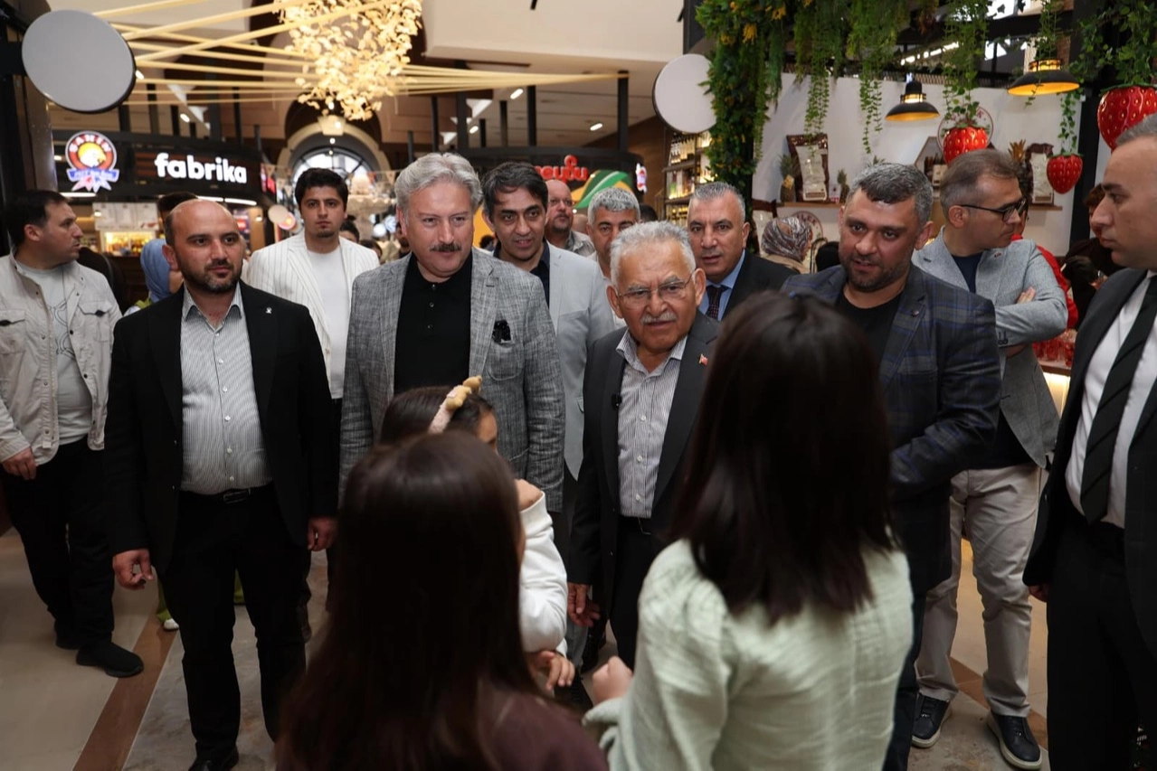 Memduh Büyükkılıç'tan Çarşı Melikgazi'ye ziyaret 
