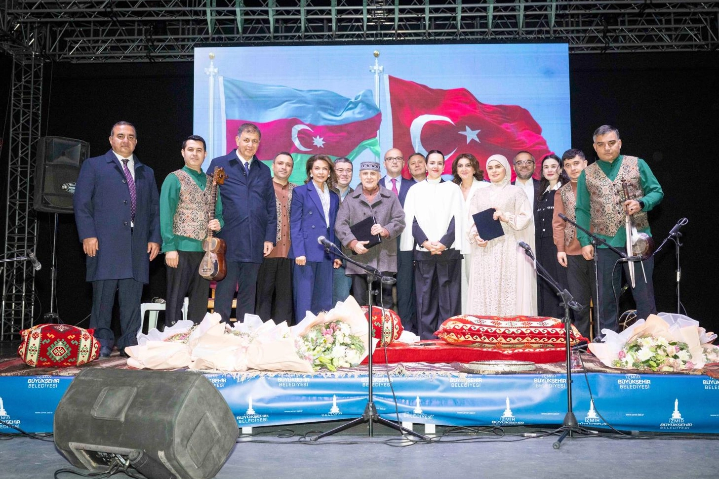 40 yıllık kardeşlik İzmir'de şarkılarla kutlandı 
