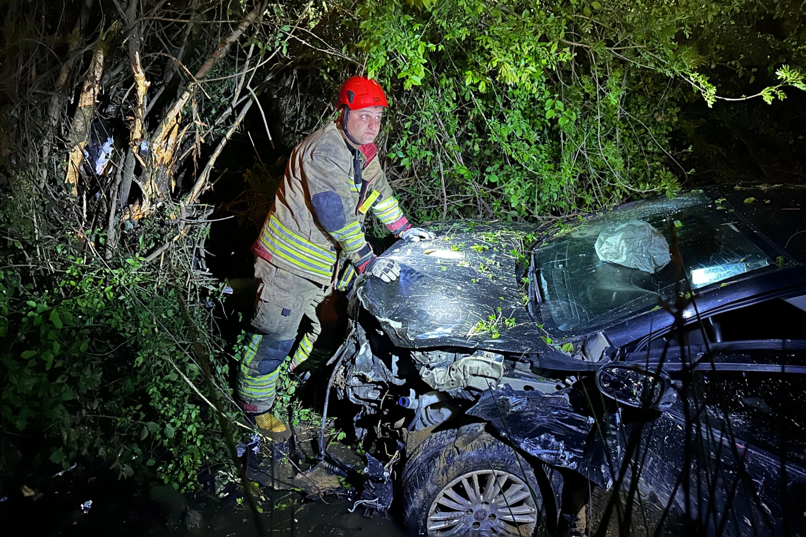 Düzce'de otomobil dereye yuvarlandı: 1 yaralı 