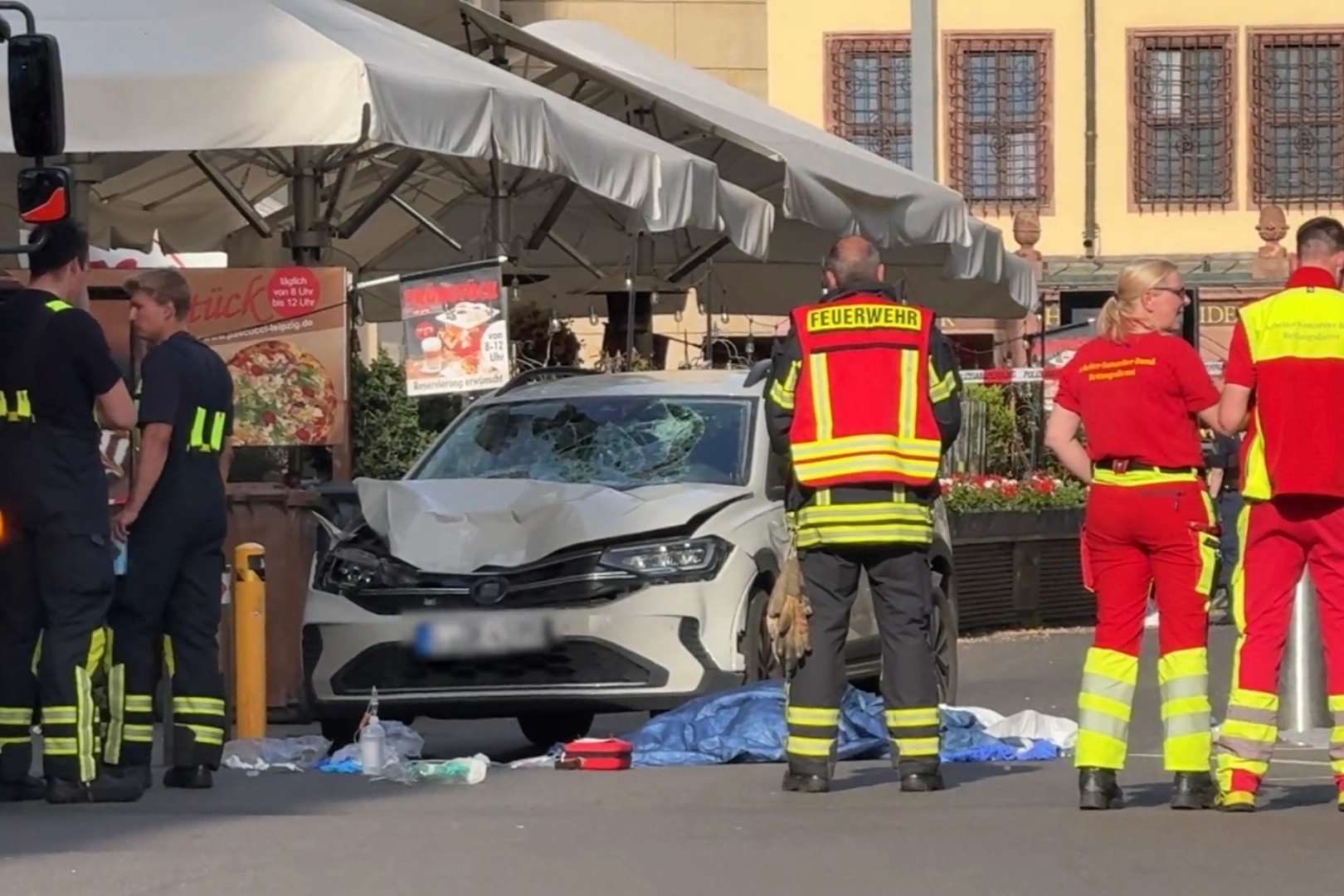 Almanya’da araç yayalara daldı! 2 ölü, çok sayıda yaralı var 