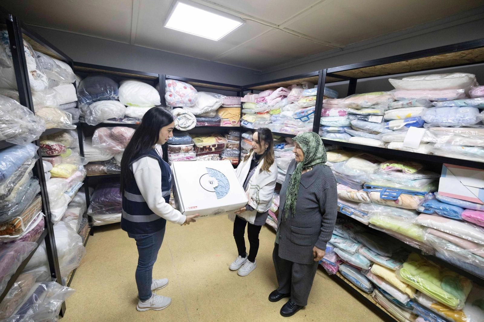 İzmir Büyükşehir yuva kuran gençlerin yanında 
