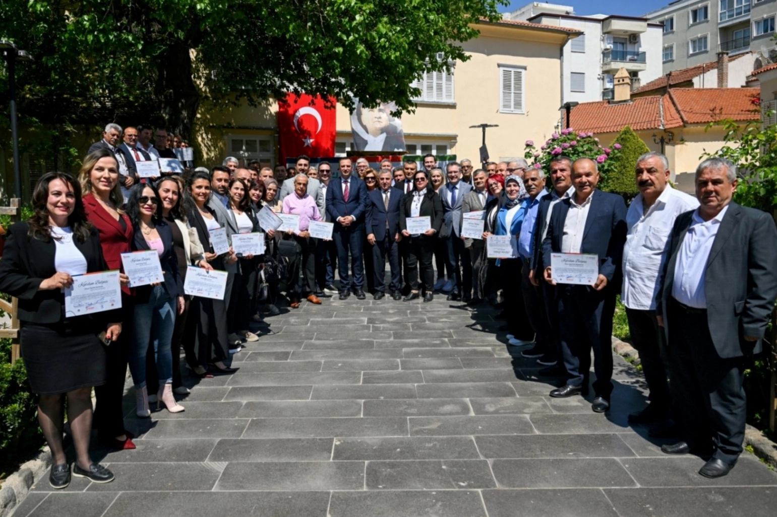 Bornova’da Muhtarlar Akademisi’nde mezuniyet heyecanı 