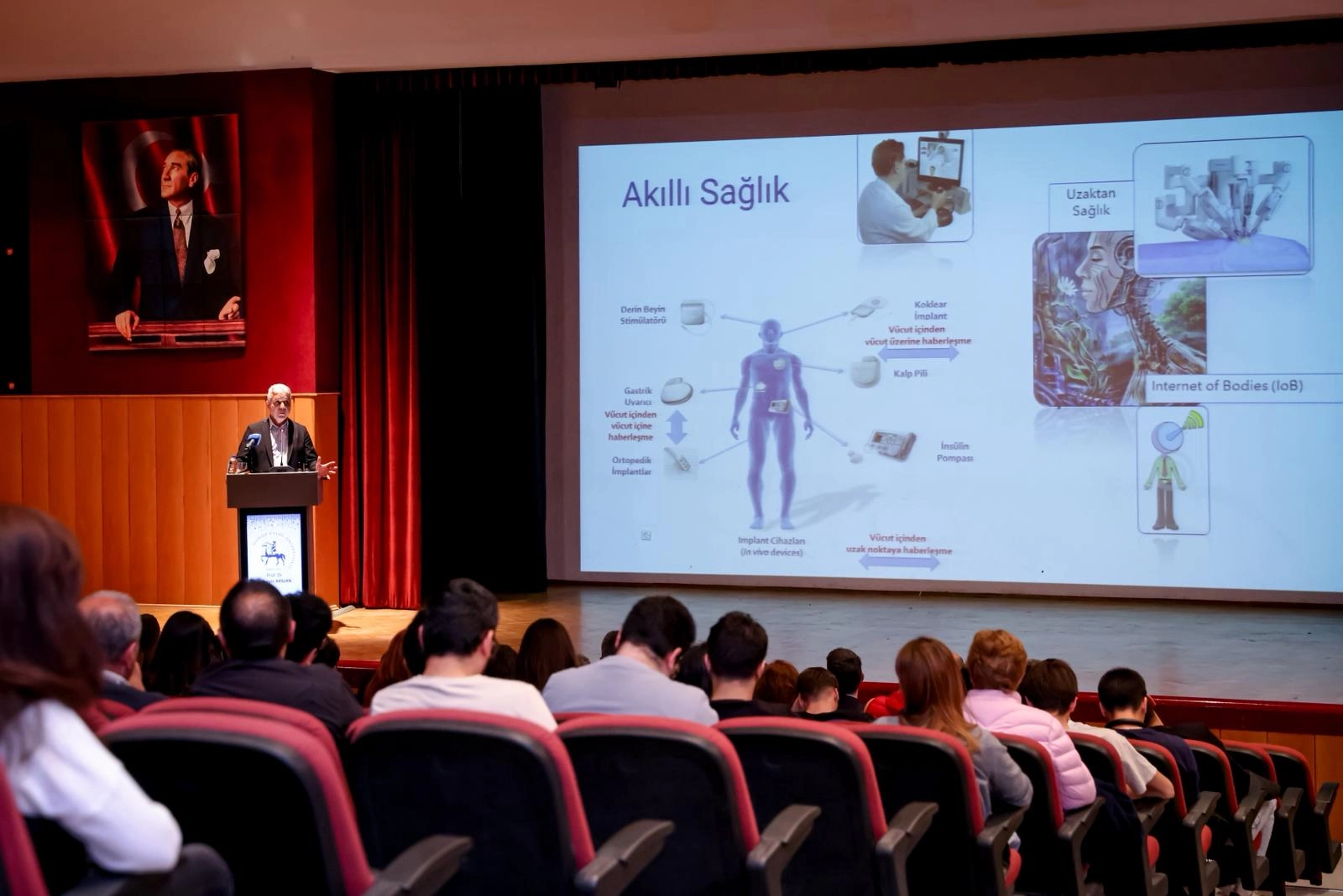 Dokuz Eylül'de dijitalleşme ve ulusal güvenlik konuşuldu 