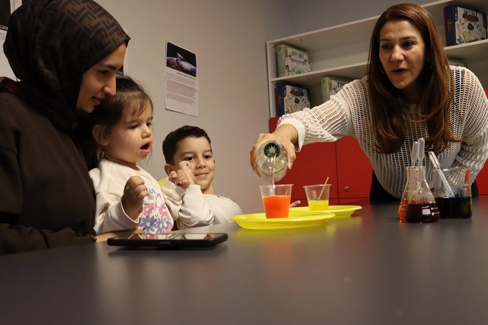 İstanbul Maltepe’de aileler bilimi çocuklarla deneyimledi 
