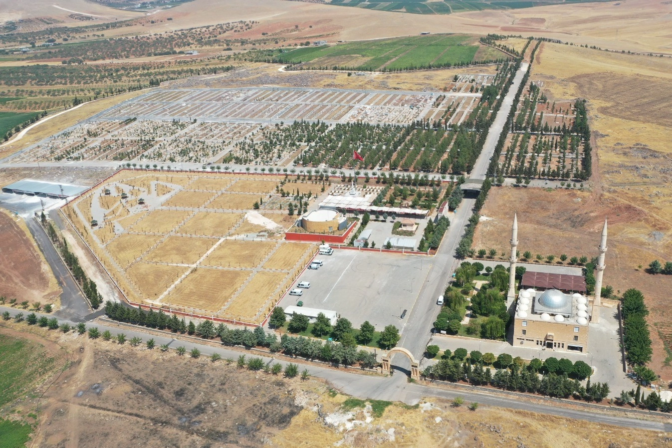 Mezarlıklara parke yerine asfalt 