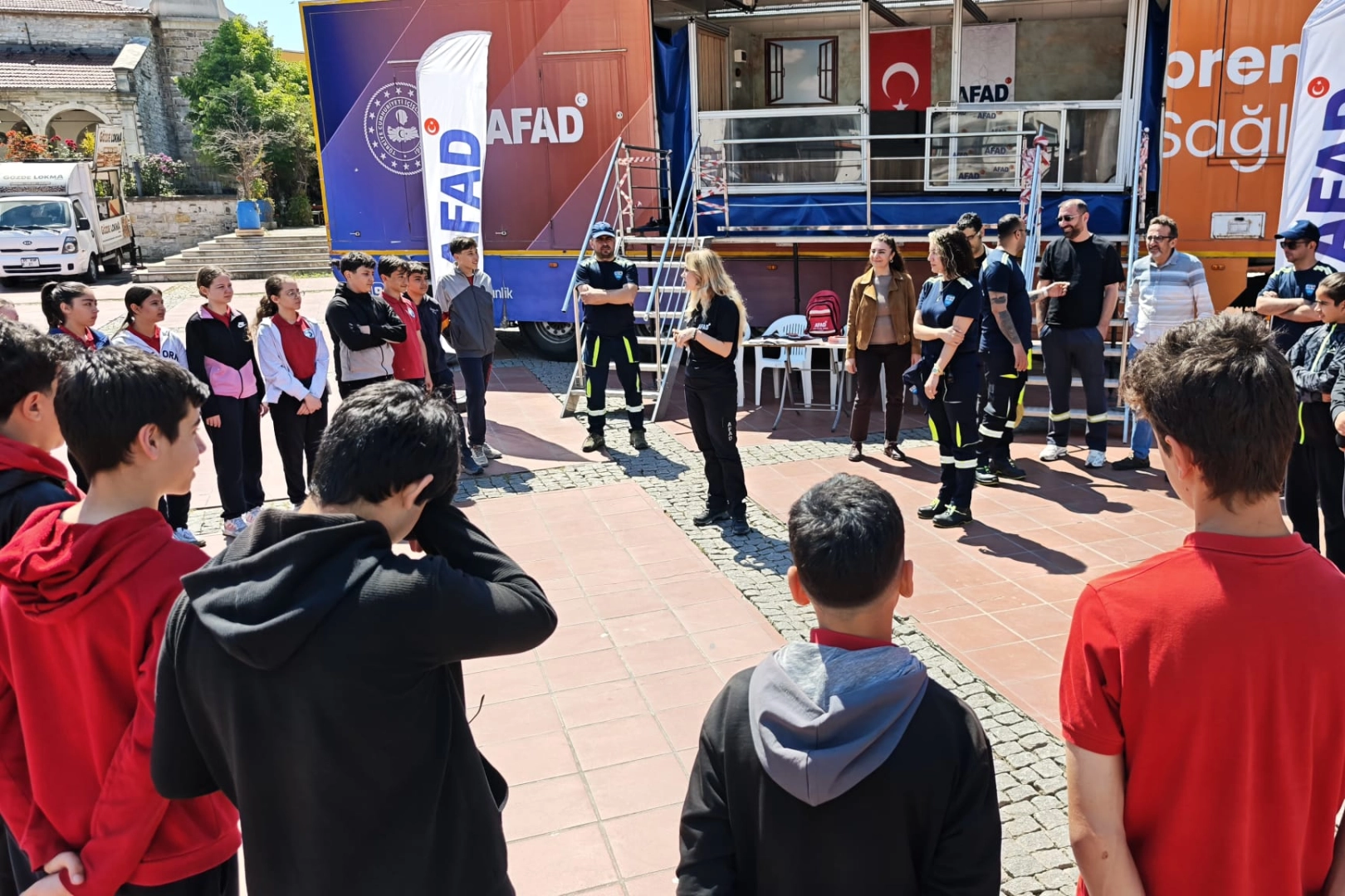 İzmir Aliağa'da deprem simülasyon tırı vatandaşla buluştu 